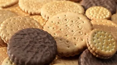 خبراء يحذرون من مواد مسرطنة ببسكويت الأطفال