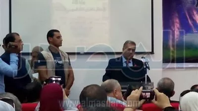 بالصور .. وزير 