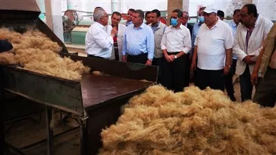 وزير قطاع الأعمال العام يتفقد مصانع شركة طنطا للكتان والزيوت