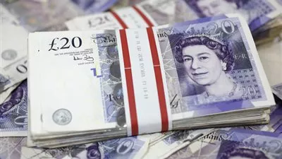 الإسترليني يتراجع بعد بيانات بريطانية تظهر بوادر ضعف