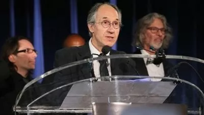 بالفيديو..اعتراض الكتاب الامريكيين على تسليم جائزة الشجاعة و حرية التعبير لـ