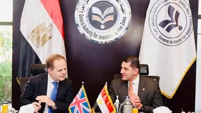 مصر تبحث تعزيز العلاقات الاستثمارية مع بريطانيا