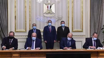 الحكومة توقع اتفاقية تسهيل ائتماني لتطوير قطاع الغزل والنسيج