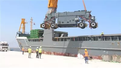 محطة تحيا مصر بميناء الإسكندرية تستقبل الدفعة الأولى من أوناش الساحة العملاقة 