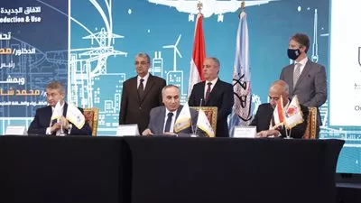 توقيع اتفاقية تعاون لتركيب محطة طاقة شمسية بمؤسسة الأهرام