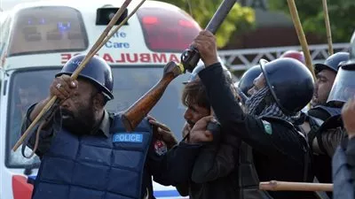 بالفيديو ..قتيل و25 جريحا في مواجهات بين الشرطة ومتظاهرين في باكستان