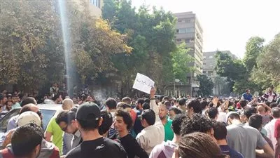 المئات يتظاهرون أمام 