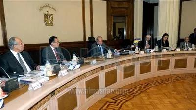 رئيس الوزراء يوجه المحافظين بأولوية توفير السلع الأساسية للمواطنين (صور)