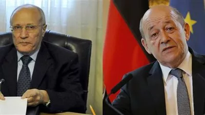 وزير الدفاع الفرنسي يقلد اللواء العصار وسام 