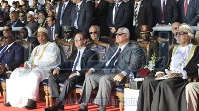 السيسي يصطحب الرؤساء والملوك إلى المنصة الرئيسية للإحتفال بافتتاح مشروع قناة السويس 