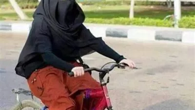 مطالب بالسماح للسعوديات بقيادة الدراجة دون محرم