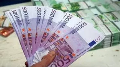 اليورو يتراجع بفعل مخاوف تأجيل اجتماع الميزانية الإيطالية