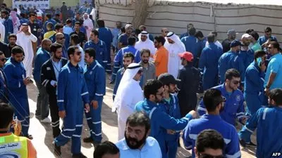عمال النفط يبدأون إضرابا شاملا في الكويت.. والحكومة تتوعد