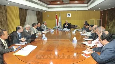 وزير النقل يطالب بسرعة إنهاء تنفيذ مشروعات الطرق 