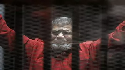 تأجيل محاكمة مرسي و10 آخرين لاتهامهم بالتخابر وتسريب وثائق لقطر إلى الغد