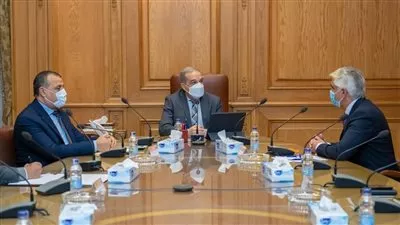 «الإنتاج الحربى» تبحث التعاون في صناعة أنابيب النفط مع «IPIC»