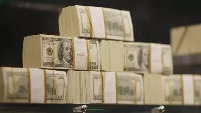 الدولار يقترب من أدنى مستوياته في 18 شهرًا