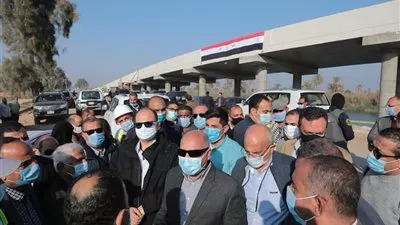 بتكلفة 1.7 مليار جنيه.. وزير النقل يتابع أعمال المرحلة الأولى من محور ديروط
