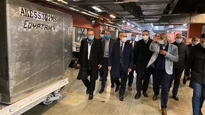 وزير الطيران المدني يشيد بانتظام الرحلات بمطار القاهرة رغم «الطقس السيئ»