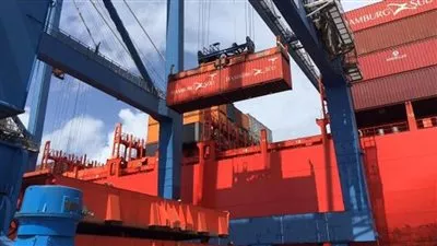 الصين تسجل أول عجز تجاري شهري في 3 أعوام