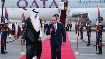 الرئيس السيسي يستقبل أمير دولة قطر بمطار القاهرة