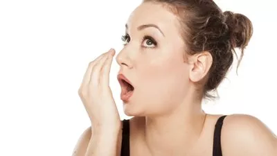 ما هي أسباب رائحة الفم الكريهة؟