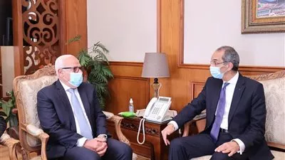 وزير الاتصالات يستعرض مشروع التحول الرقمى مع محافظ بور سعيد