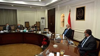 وزير الإسكان يتابع الموقف التنفيذى لوحدات «سكن لكل المصريين»