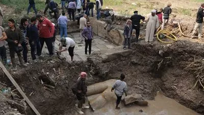 شاهد.. انتشال تمثال رمسيس الثاني بمنطقة المطرية