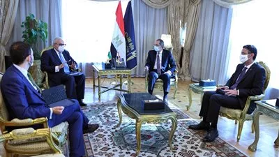 وزير الاتصالات يبحث مع السفير الإيطالي بالقاهرة سبل التعاون