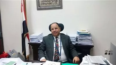 وزير المالية يلتقى 