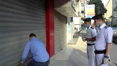 غلق 50 محلًا ومنشأة غير ملتزمة بمواعيد الغلق وتقدم الشيشة فى الجيزة