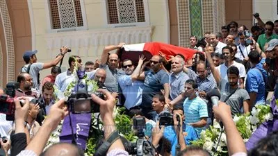 بالصور.. مثقفين وفنانين وشخصيات عامة في جنازة الفنان الراحل نور الشريف