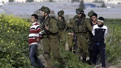 قوات الاحتلال تعتقل 17 فلسطينيًا من الضفة بينهم قاصرون