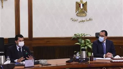 «مدبولي» يستعرض مع وزير الشباب الفرص الاستثمارية المتاحة بالوزارة