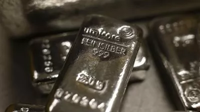 الفضة تنخفض من أعلى مستوى في 11 شهرا مع صعود الدولار