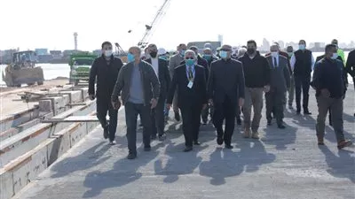 وزير النقل يتابع تنفيذ المشروعات الخدمية في ميناء الإسكندرية