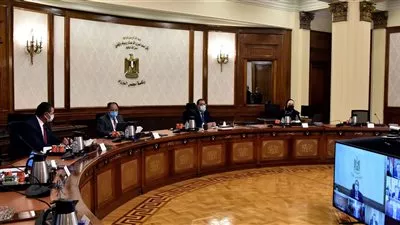 مدبولي يتابع موقف «إحلال السيارات» للعمل بالغاز الطبيعي