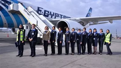 وزير الطيران يودع رحلتين بأطقم نسائية كاملة احتفالا بيوم المرأة