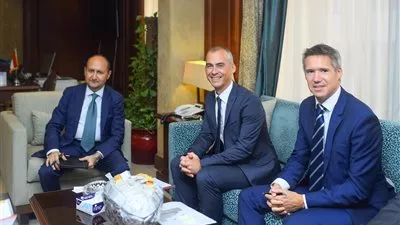 وزير الصناعة يبحث مع ممثلى 