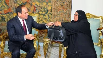  صور.. السيسي يستقبل الحاجة 