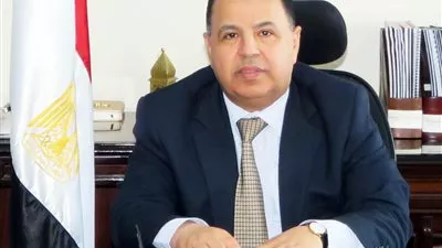 وزير المالية يستعرض مع مسئولى