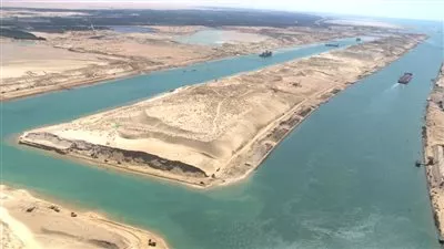 374 سفينة تعبر المجرى الملاحي لقناة السويس خلال 7 أيام