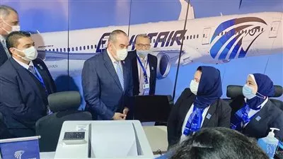 وزير الطيران يتفقد جناح «مصر للطيران» بمنتدى شباب العالم